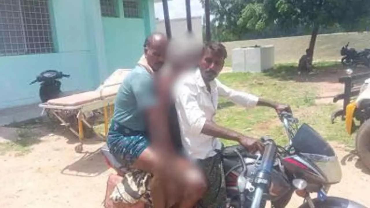 No ambulance: Sons carry father’s body on bike