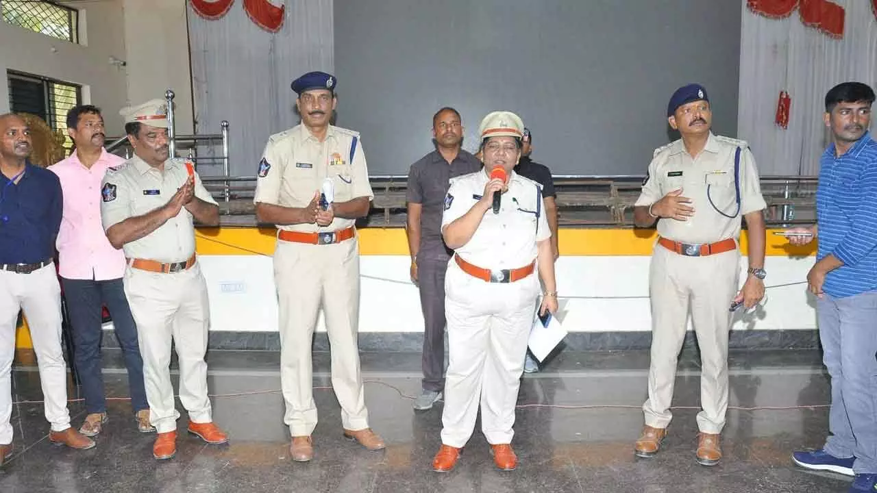 SP V Ratna elaborating on cybercrimes at a programme in a  college in Dharmavaram on Thursday