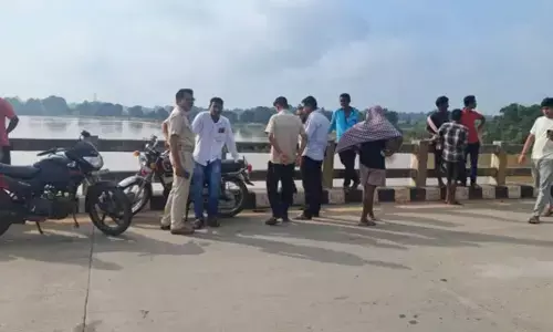 Woman jumps into Kharasrota river