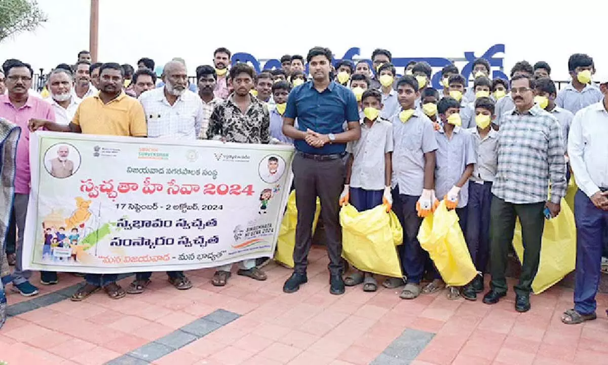 VMC Commissioner Dhyana Chandra and staff participate in ‘Swachhata Hi Seva’ campaign in Vijayawada on Friday