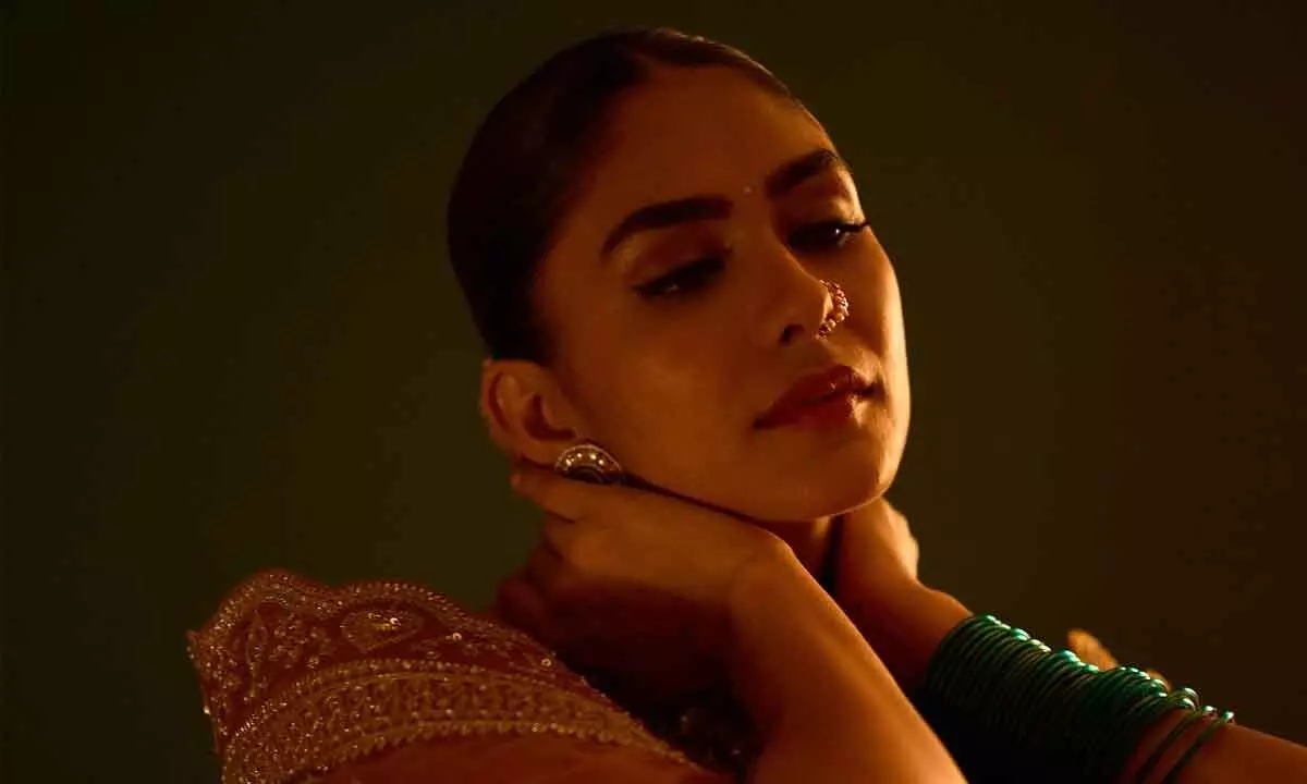 Mrunal Thakur embraces Maharashtrian glamour