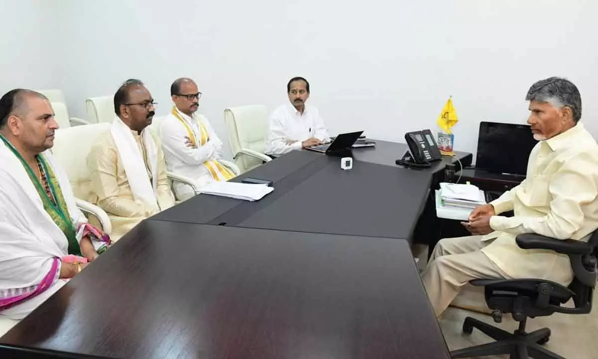 TTD EO Shyamala Rao Meets CM Chandrababu, gives report on laddu controversy