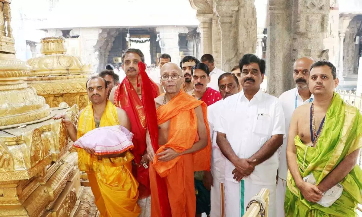 Sri Krishnapura Matha chief pontiff visits Sri Vidyasagara Theertha Swamy Tirumala