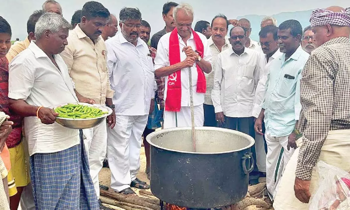 CPI national secretary K Narayana along with other leaders taking part in ‘Vanta –  Varpu’ programme at Chittoor – Thatchur expressway in Nagari constituency on Sunday