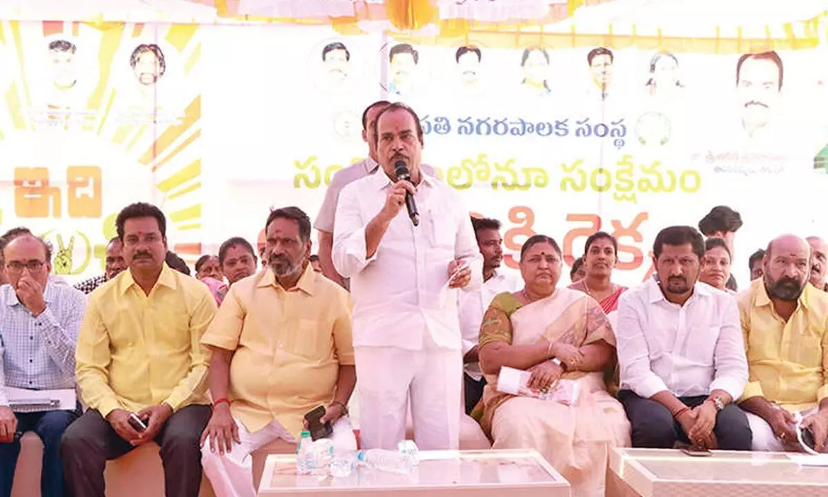 City MLA Arani Srinivasulu speaking at ‘Idi Manchi Prabhutvam’ programme in Tirupati on Sunday