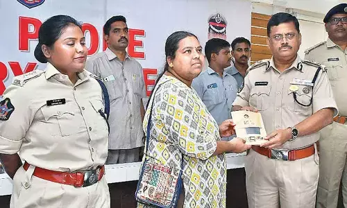 Police Commissioner SV Rajesekhar Babu handing over mobile phone to the owner at police command control centre in Vijayawada on Sunday(Photo Ch Venkata Mastan)