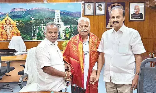 SV University Vice-Chancellor Prof Ch Appa Rao and Registrar Prof M Bhupathi Naidu felicitating Prof CK Jayasankar