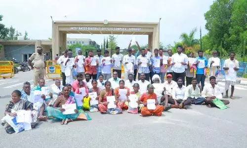 Farmers protest at collectorate demanding loan waiver