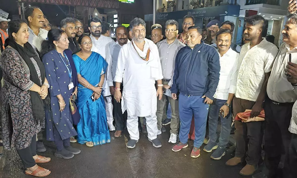 DCM DK Shivakumar makes city rounds at night to check pothole closing works