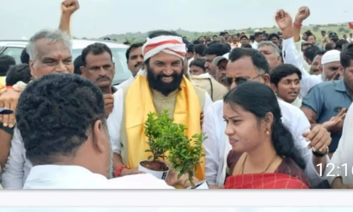 Uttam Kumar Reddy Given a Warm Welcome by Former ZP Chairperson Saritha Tirupatayya