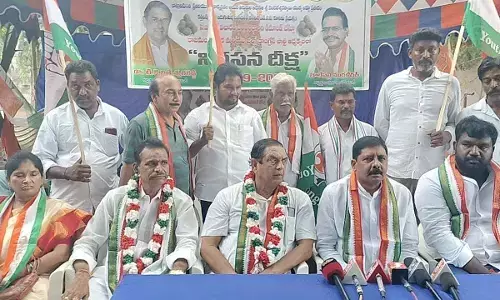 Gidugu Rudra Raju, CWC member speaking at a Congress protest programme in Rajahmundry on Tuesday