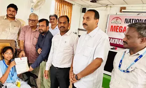 Joint collector Pharman Ahmmad Khan presenting participation certificate to students who donated blood