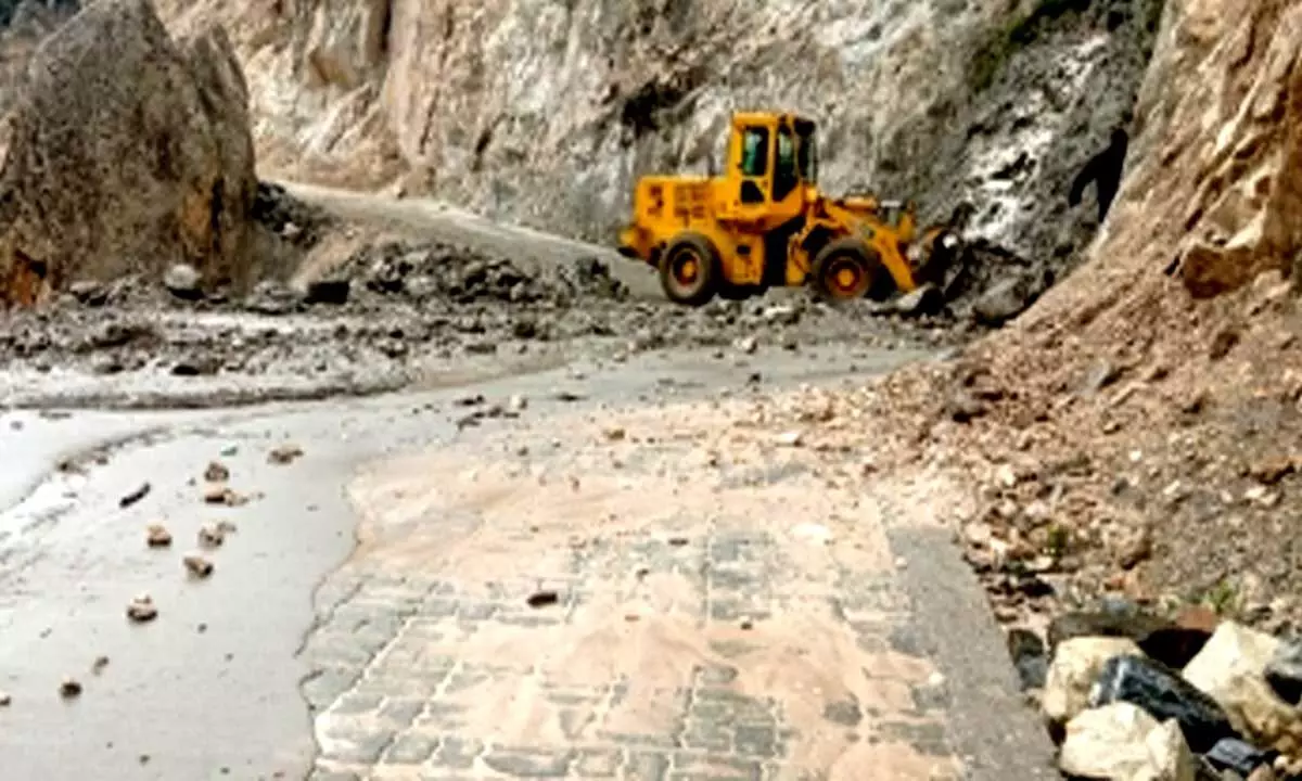 Continuous heavy showers cause landslides in northern Bengal