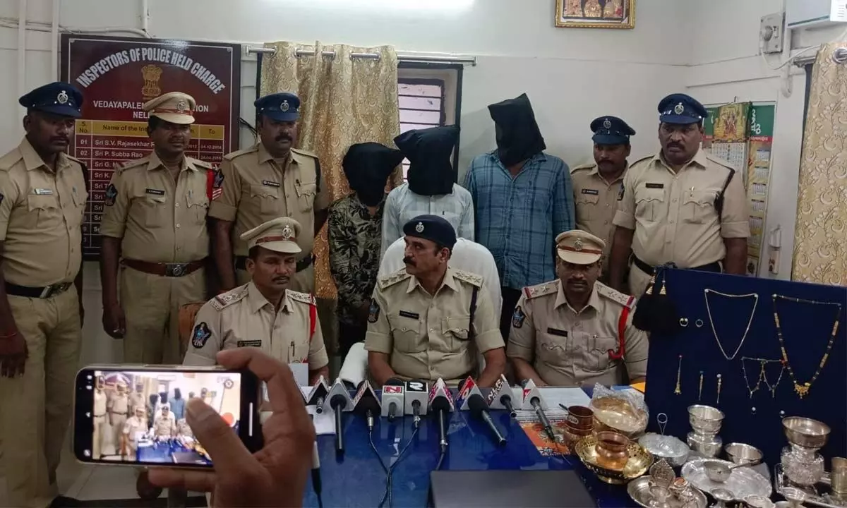 City DSP Srinivasulu Reddy producing the accused before the media in Nellore on Friday