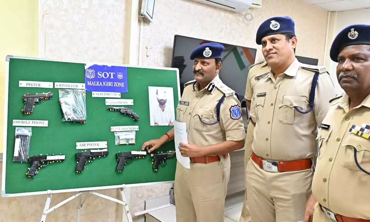 Malkajgiri SOT police arrests a man for carrying illegal weapons