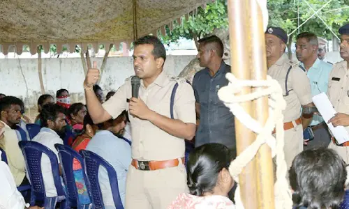 Guntur district SP Satish Kumar conducting counselling to the rowdy sheeters in Guntur on Sunday