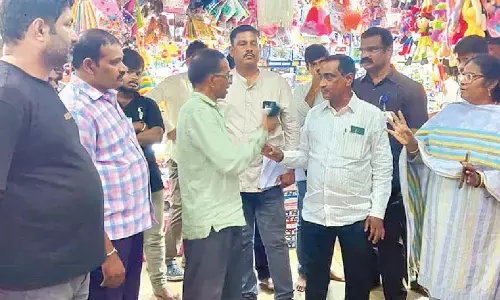 APSCPCR Chairperson Kesali Appa Rao talking to the shop owners in Tirumala on Sunday