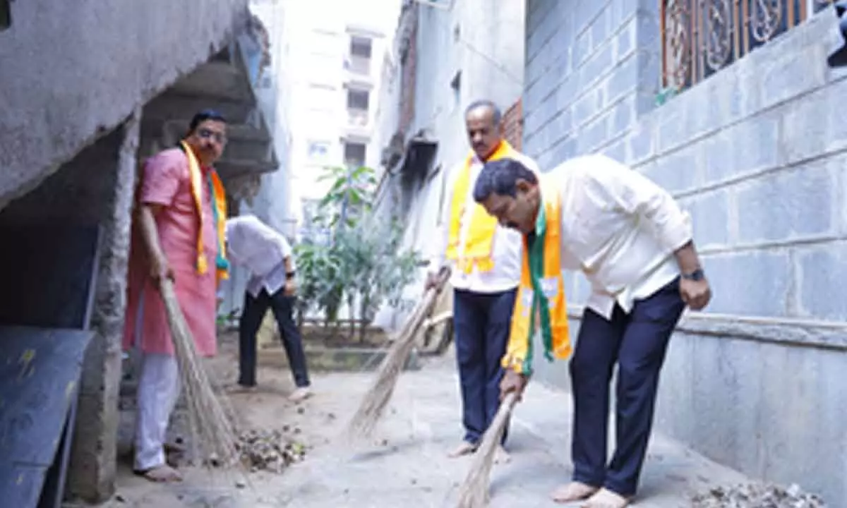 Union Minister Joshi, Ktaka BJP chief Vijayendra clean temple on Gandhi Jayanti