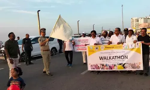 Commissioner of Police Shanka Brata Bagchi flagging off the walkathon held at RK Beach in Visakhapatnam on Tuesday