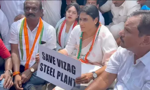 APCC chief stages a sit-in protest in support of contract workers