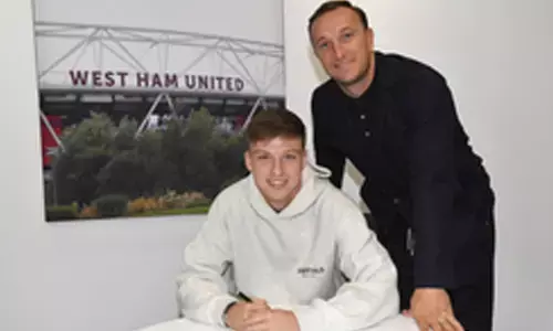 Academy defender Ollie Scarles signs long-term deal with West Ham United