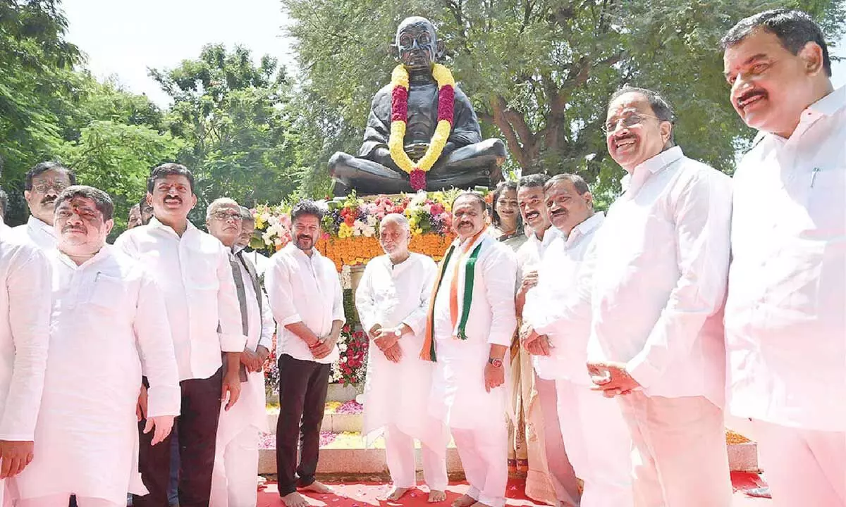 Governor, CM pay tributes to Mahatma