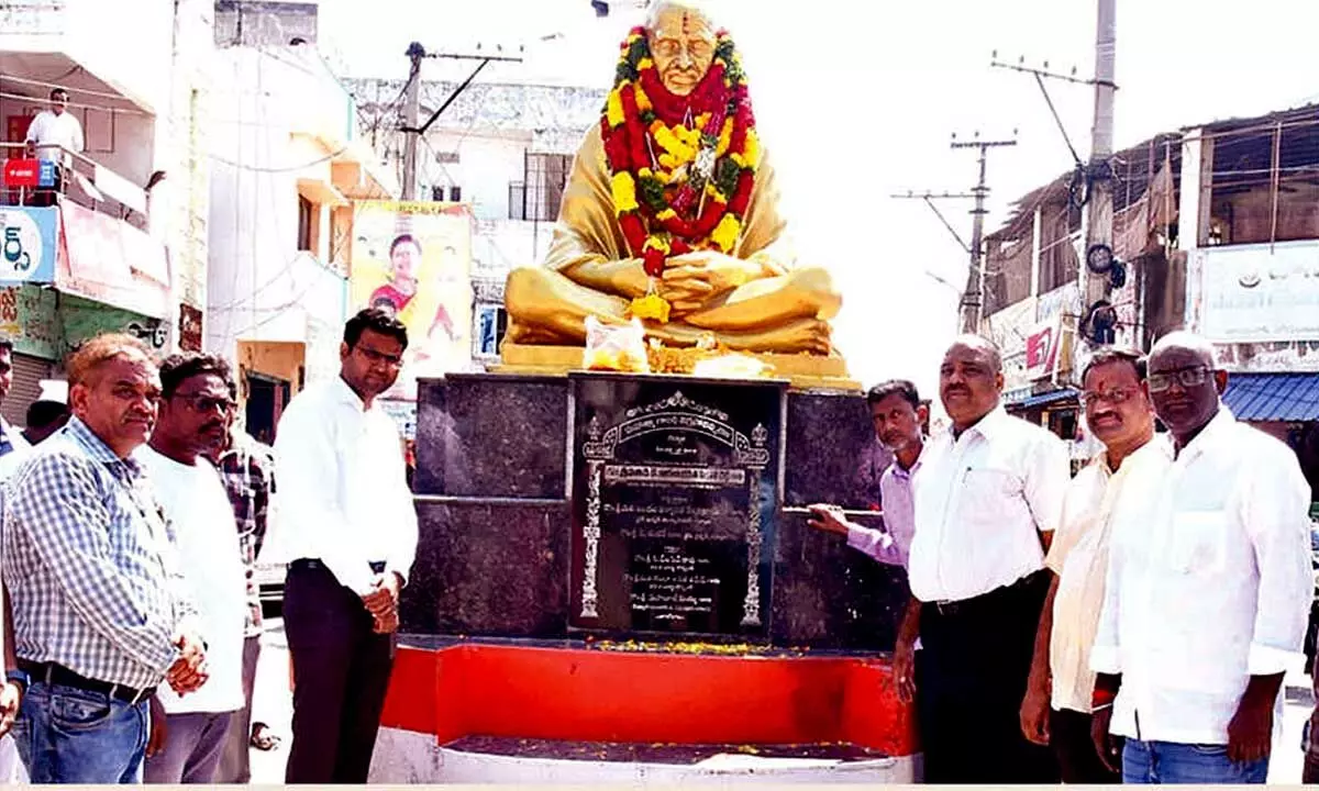 People vow to follow in footsteps of Mahatma