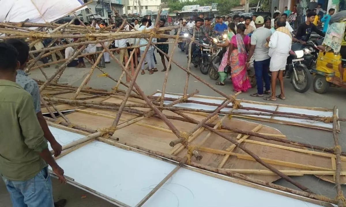 Massive Cutout Collapses in Gadwal, Injuring Woman: Locals Criticize Growing Trend of Self-Promotion