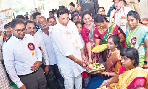 Sridhar Babu hails services of Anganwadi teachers