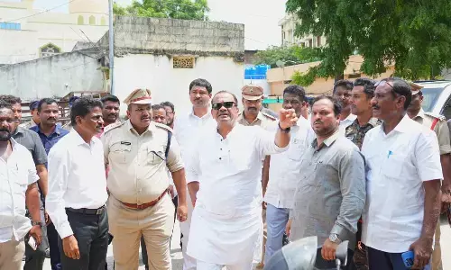 Minister Komatireddy Venkat Reddy instructing Municipal Commissioner Syed Musab Ahmed to speed up the pending works, in Nalgonda