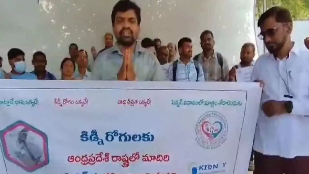 Kidney patients stage dharna at Praja Bhavan, demand Rs 10,000 pension