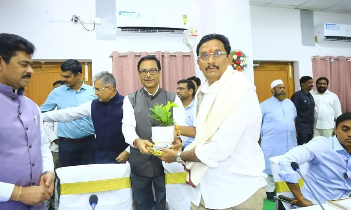 Vijayawada MP Kesineni Chinni submitting a representation to SCR General Manager Arun Kumar Jain in Vijayawada on Friday