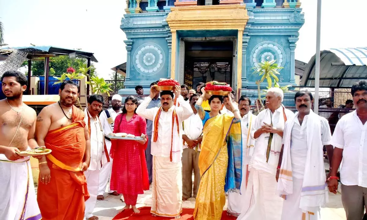 District Collector P Ranjit Basha along with his family members carrying silk clothes to present to Jogulamba Balabrahmeshwara Swamy in Alampur on Sunday