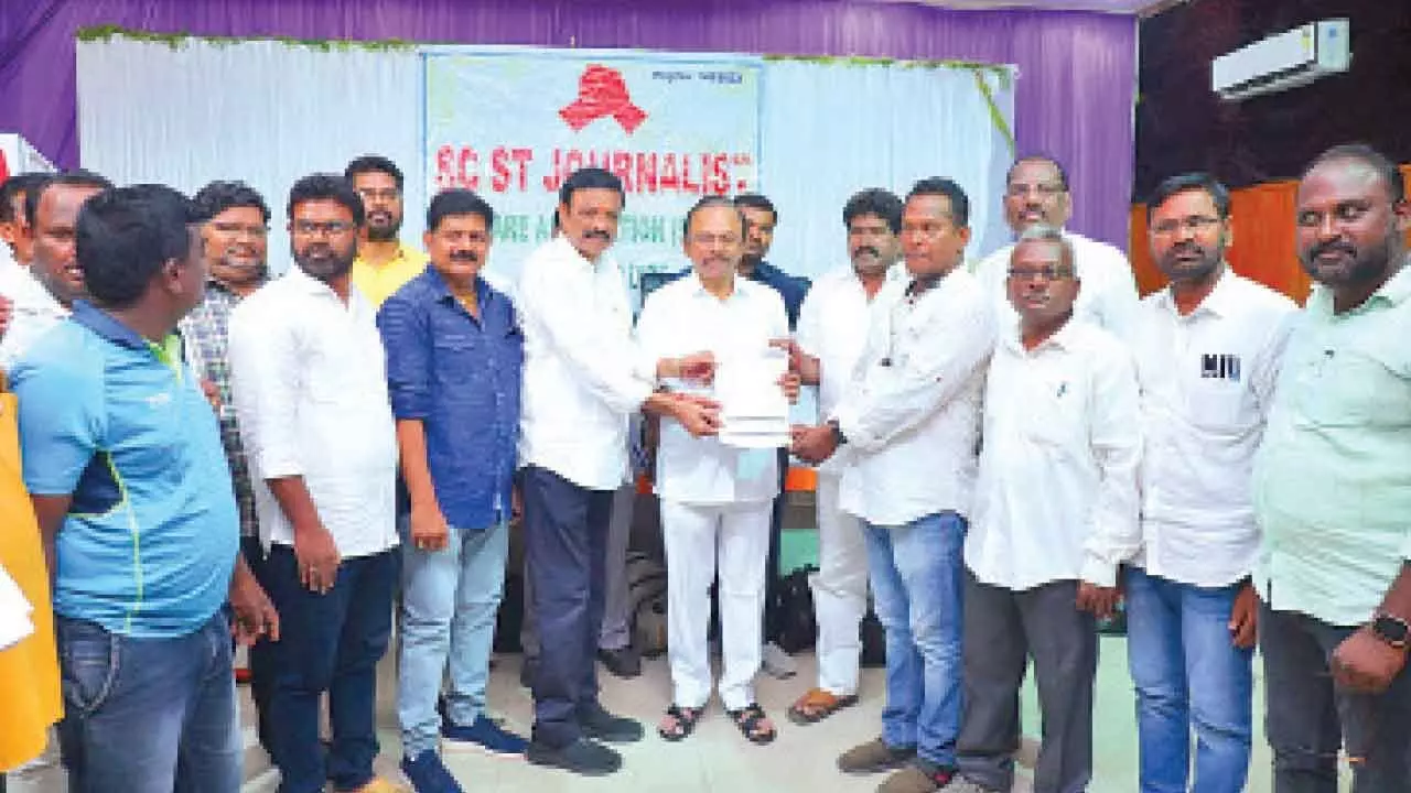 MP Magunta Srinivasulu Reddy, JSP leader Kandi Ravi Sankar presenting the policy document to a member of SC ST Journalists Welfare Association in Ongole on Tuesday