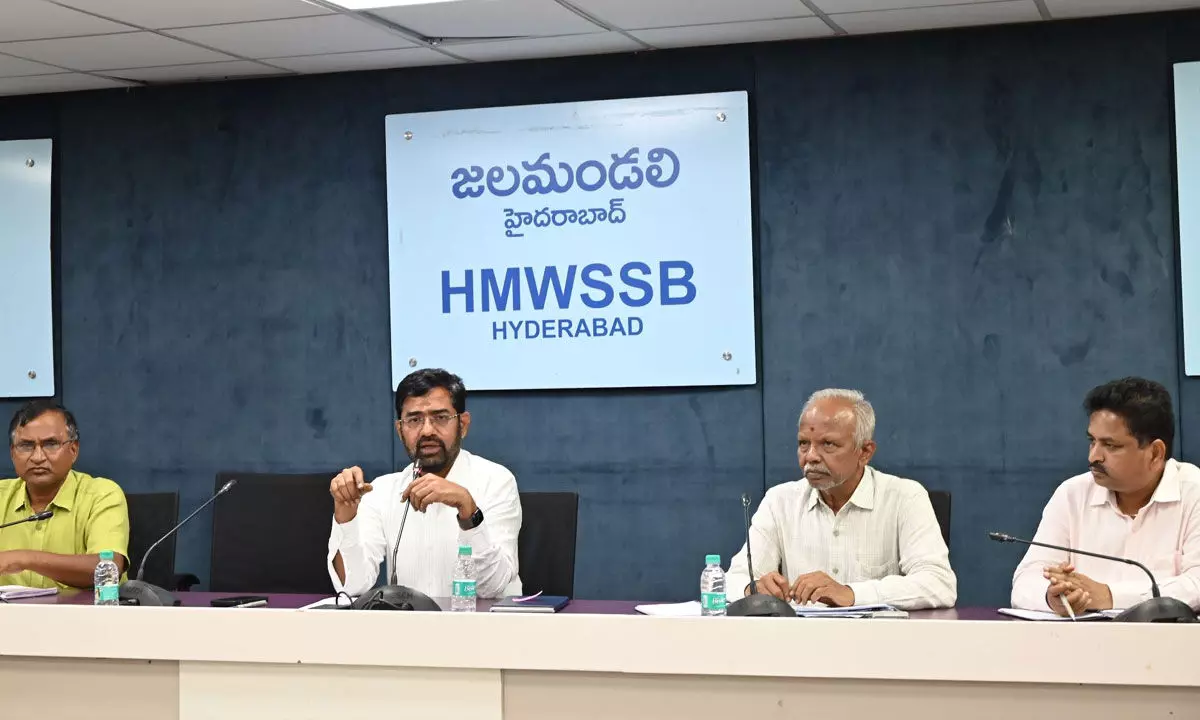 HMWSSB chief holds meet with contractors