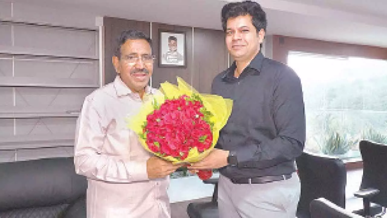 TIDCO managing director B Sunil Kumar Reddy presenting  a flower bouquet to Minister for Municipal Administration P Narayana in Guntur on Tuesday