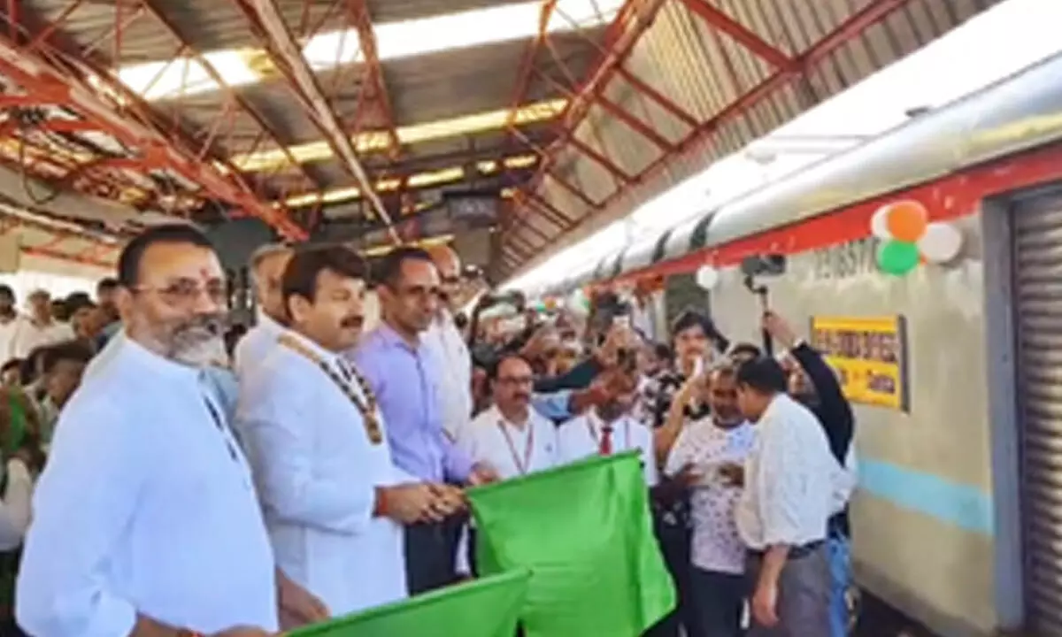 Delhi-Godda train service flagged off by BJP MPs Nishikant Dubey and Manoj Tiwari