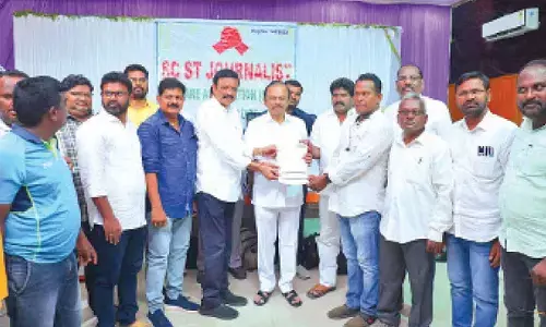 MP Magunta Srinivasulu Reddy, JSP leader Kandi Ravi Sankar presenting the policy document to a member of SC ST Journalists Welfare Association in Ongole on Tuesday