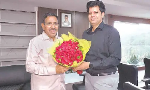 TIDCO managing director B Sunil Kumar Reddy presenting  a flower bouquet to Minister for Municipal Administration P Narayana in Guntur on Tuesday