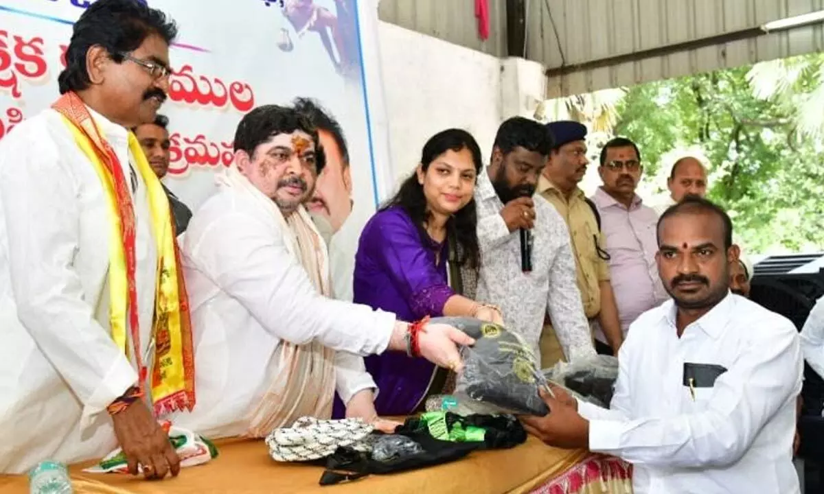 Safety kits distributed to toddy tappers