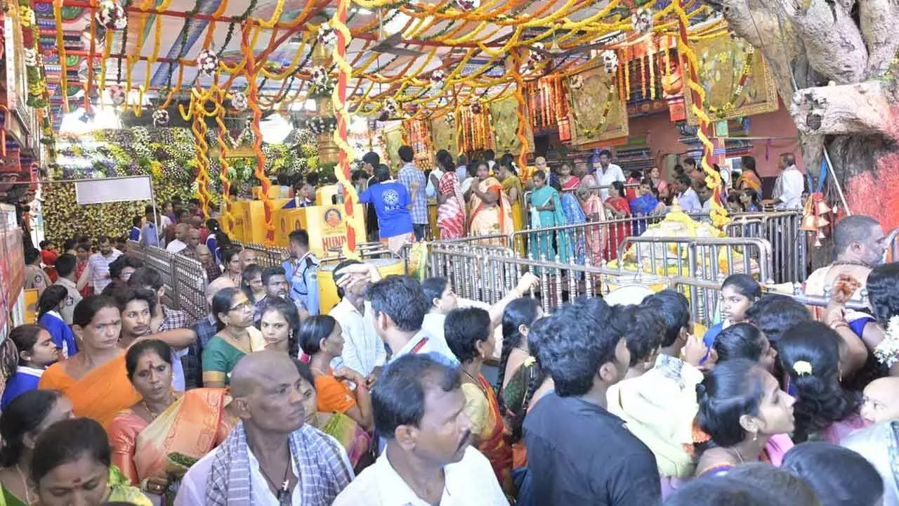 Heavy rush continues at Durga temple for 2nd day