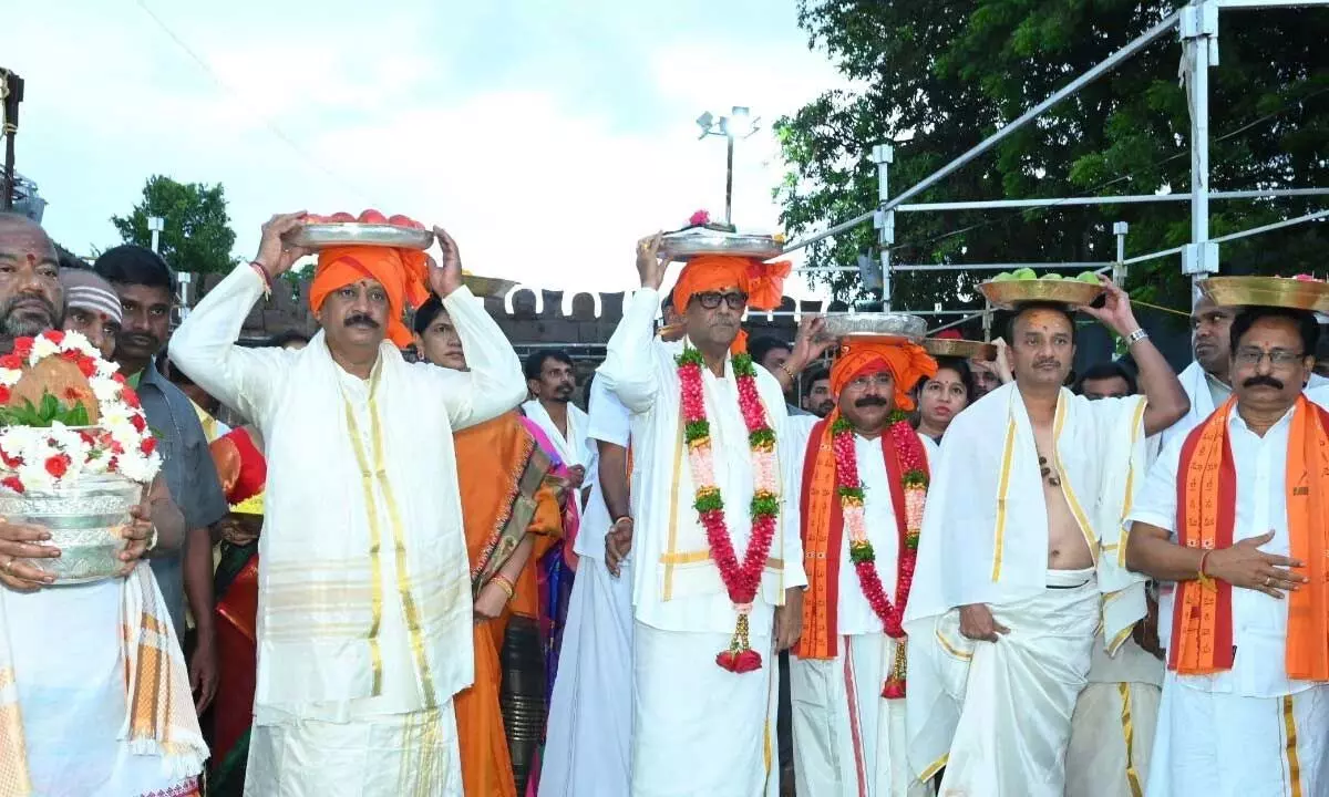 Minister presents silk robes to Mallikarjuna Swamy