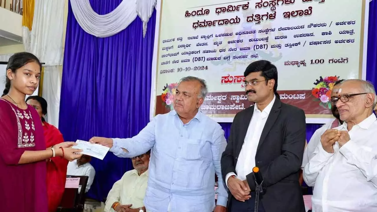 Minister Ramalinga Reddy distributes incentive money and grants for education of priests and temple employees children