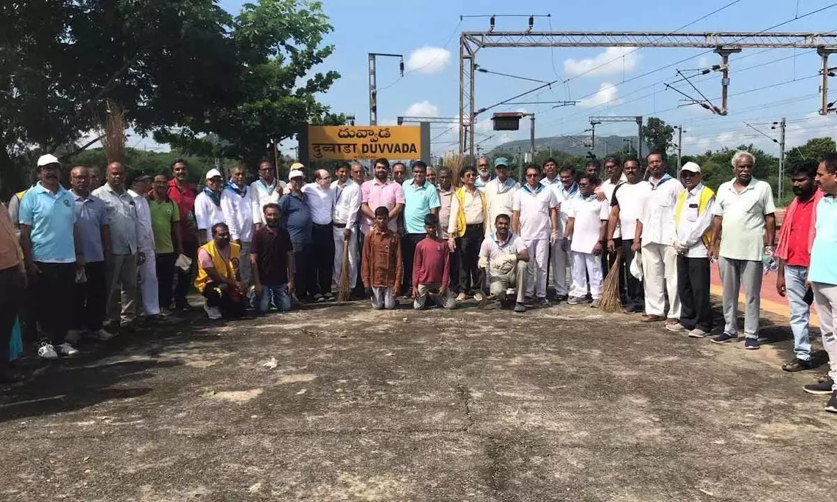 An army of railway staff and volunteers at the cleanliness drive taken up by the Waltair Division in Visakhapatnam on Sunday