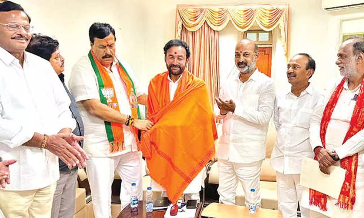 Ponguleti Sudhakar Reddy felicitates UM Kishan Reddy