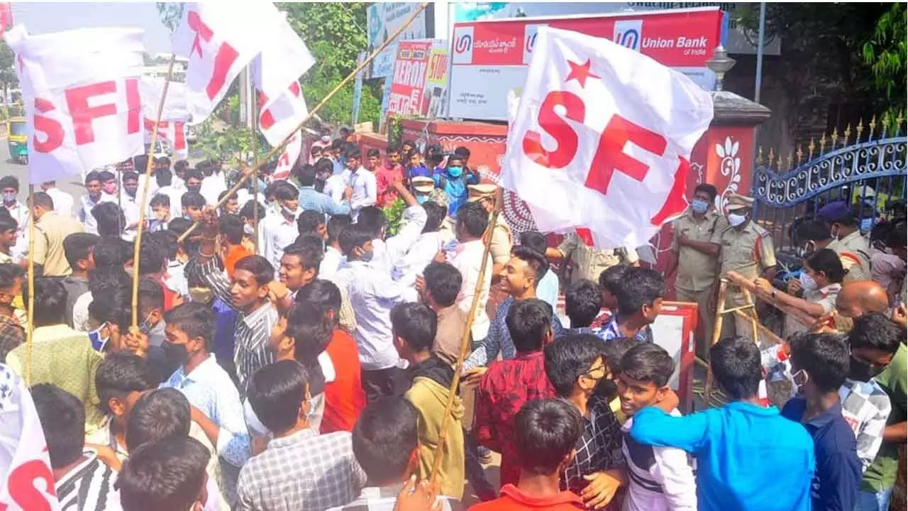 Release pending fee dues-SFI and ABVP to state government