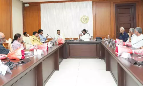 Govt ready to resolve issues of cine industry : Bhatti