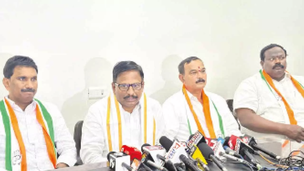 Mahabubnagar MLA Yennam Srinivas Reddy along with senior Congress leaders addressing the media