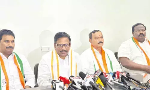 Mahabubnagar MLA Yennam Srinivas Reddy along with senior Congress leaders addressing the media