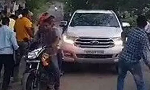 Eggs hurled at Pranab’s car